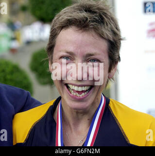 Jane Tomlinson, 39 anni, malato di cancro terminale di Rothwell, Leeds, alla fine del Gatorade Half Ironman UK Triathlon a Sherbourne Castle Dorset. Foto Stock