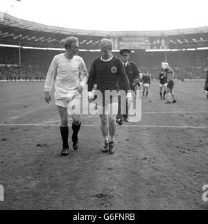 Scozia interna-sinistra Denis Law (l) e Inghilterra esterna-sinistra Bobby Charlton, entrambi del Manchester United, lasciando il campo dopo il fischio finale della partita internazionale British Home Championship 1965 allo stadio di Wembley. La partita ha concluso un pareggio del 2-2. Foto Stock