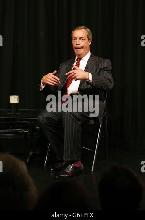 Nigel Farage, leader del Partito per l'indipendenza del Regno Unito, durante l'evento "UNA birra e un fag con Farage" al Comedy Store di Manchester, il secondo giorno della Conferenza del Partito conservatore di Manchester. Foto Stock