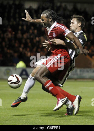 Calcio - Premiership Scozzese - St Mirren / Aberdeen - St Mirren Park. Calvin Zola di Aberdeen e Darren McGregor di Saint Mirren durante la partita della Scottish Premiership al St Mirren Park di Paisley. Foto Stock