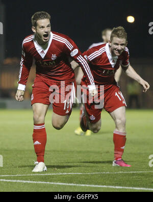 Calcio - Premiership Scozzese - St Mirren / Aberdeen - St Mirren Park. Peter Pawlett di Aberdeen celebra il suo obiettivo con il compagno di squadra Jonny Hayes durante la partita della Scottish Premiership al St Mirren Park di Paisley. Foto Stock