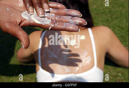 Nivea offrire gratuitamente la crema solare Foto Stock