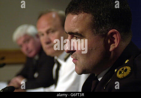 Commissario metropolitano di polizia Sir John Stevens, centro, E l'assistente commissario David Veness, a sinistra, ascoltate una risposta del comandante della polizia della città di Londra Frank Armstrong, in una conferenza stampa Scotland Yard, dopo la pubblicazione di un rapporto del comandante Armstrong sull'indagine sulla violazione della sicurezza a Windsor Castle. Aaron Barschak, in stile "comico terrorista", ha scatenato diversi allarmi quando ha schiantato la ventunesima festa di compleanno del Principe William vestendo i suoi abiti come Osama Bin Laden il 21 giugno 2003. Foto Stock