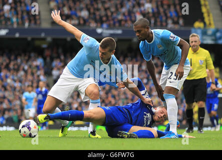 Ross Barkley (centro) di Everton combatte per la palla con Luis Fernandinho (destra) e Matija Nastasic (sinistra) di Manchester City Foto Stock