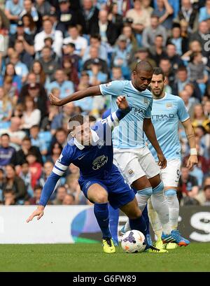 Everton's Ross Barkley (a sinistra) e Luis Fernandinho (a destra) di Manchester City combatti per la palla Foto Stock