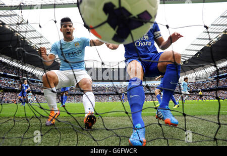 Sergio Aguero di Manchester City (a sinistra) celebra il primo gol delle sue squadre segnato da Alvaro Negrodo con Philip Jagielka di Everton durante la partita della Barclays Premier League all'Etihad Stadium di Manchester. Foto Stock