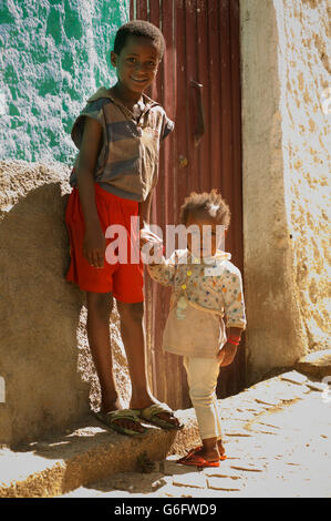 Bambini etiopi nella città vecchia di Harar. Etiopia. Foto Stock