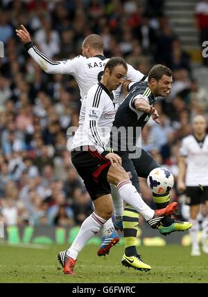 Erik Pieters di Stoke City (a destra) combatte per la palla con Pajim Kasami di Fulham (a sinistra) e Dimitar Berbatov (al centro) Foto Stock