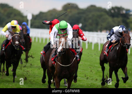 Heaven's Guest guidato da Ryan Moore (centro) vince la Betfred 'Goals Galore' Challenge Cup durante il secondo giorno del 7° incontro del Festival della birra di Ascot CAMRA presso l'ippodromo di Ascot, Ascot. Foto Stock