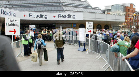 I fan del festival si accodano alla stazione ferroviaria di Reading dopo il Carling Festival, mentre Network Rail intraprende importanti lavori di riparazione. Foto Stock