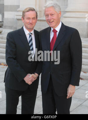 Bill Clinton incontra oggi Taoiseach Enda Kenny presso gli edifici governativi di Dublino. Foto Stock