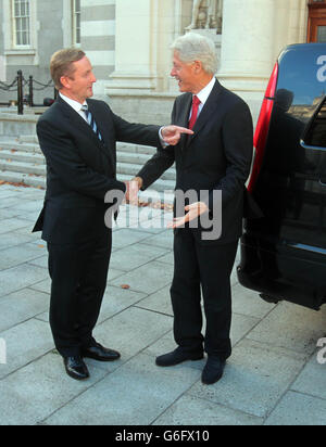 Bill Clinton incontra oggi Taoiseach Enda Kenny presso gli edifici governativi di Dublino. Foto Stock