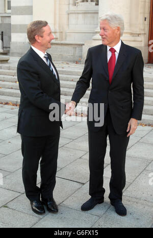 Bill Clinton incontra oggi Taoiseach Enda Kenny presso gli edifici governativi di Dublino. Foto Stock