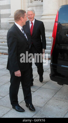 Bill Clinton incontra oggi Taoiseach Enda Kenny presso gli edifici governativi di Dublino. Foto Stock