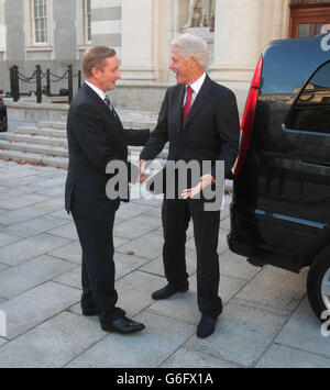 Bill Clinton incontra oggi Taoiseach Enda Kenny presso gli edifici governativi di Dublino. Foto Stock