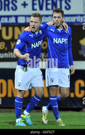 Gary McSheffrey (a sinistra) di Chesterfield celebra il punteggio che i suoi team hanno aperto con il compagno di squadra Jamie Devitt Foto Stock