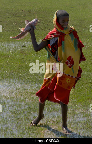 Ragazzo wth pesce pescato nel Lago Alemaya, stagionale e il lago di acqua dolce, Regione Oromia, nei pressi di Harar, Etiopia Foto Stock