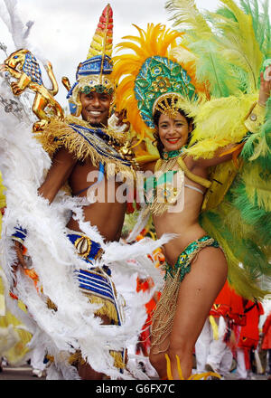 Ballerini della Scuola di Danza Paraiso dos Orixas, Rio de Janerio, Brasile, al carnevale di Notting Hill a Londra. Ci si aspettava circa un milione di festaioli all'ultimo giorno del Notting Hill Carnival, che ha dato il via a mezzogiorno in un'esplosione di colori vibranti, costumi elaborati e musica caraibica. La festa di strada più grande e celebrata d'Europa, Che ha avuto luogo a Londra negli ultimi 38 anni, ha raggiunto il suo culmine con il cuore di West London che è diventato un caleidoscopio del meglio della musica urbana contemporanea. Foto Stock