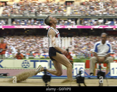 British Athlete Jonathan Edwards in gara nel triplo salto ai Campionati del mondo di atletica a Parigi, Francia, Lunedi 25 agosto 2003. Foto Stock