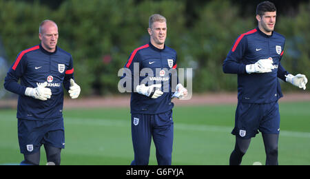 I custodi inglesi sono capiti da Joe Hart (centro) con John Ruddy e Fraser Forster (destra) durante una sessione di allenamento a London Colney, Londra. Foto Stock