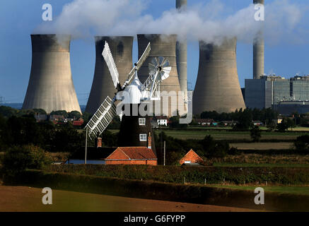 North Leverton Windmill a Leverton, Lincolnshire, che è stato salvato e rimosso dal Registro inglese Heritage at Risk, a causa del salvataggio il Mulino celebra 200 anni di fresatura continua a vento. Foto Stock