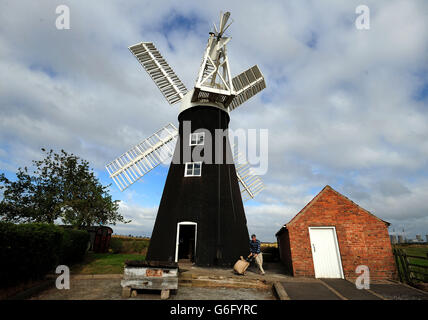 Miller James Barlow a North Leverton Windmill a Leverton, Lincolnshire che è stato salvato e rimosso dal registro inglese Heritage at Risk, a causa del salvataggio il Mulino celebra 200 anni di fresatura continua a vento. Foto Stock