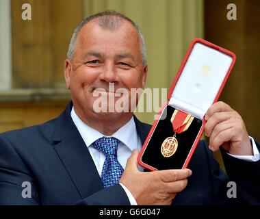 Sir Brendan Barber l'ex Segretario Generale della TUC (Trade Unions Congress), che ha tenuto la sua Knighthood per i servizi ai rapporti di lavoro dopo che gli è stata presentata dalla Regina Elisabetta II ad una cerimonia di investitura a Buckingham Palace nel centro di Londra. Foto Stock