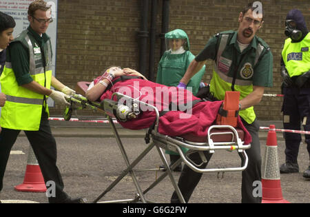 Una "vittima" su una barella presso l'University College Hospital, Londra, dove venivano trattate le vittime di un attacco terroristico simulato al centro della capitale. Centinaia di agenti di polizia e servizi di emergenza hanno partecipato alle prove, che hanno comportato un attacco chimico "make-believe" su un treno sotterraneo presso la stazione di Bank nel centro di Londra. Foto Stock