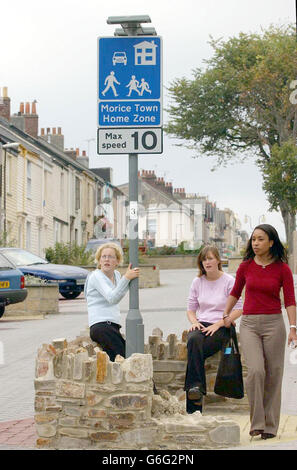 Segnale del limite di velocità di 10 km/h nella zona principale di Morice Town, Plymouth. Il limite di velocità di 10 mph è il primo nel Regno Unito e mira a dare ai pedoni una maggiore priorità, ha detto oggi un consiglio comunale. Il progetto pilota del Dipartimento per i Trasporti nella zona di Morice Town di Plymouth, Devon, sarà monitorato e potrebbe essere introdotto altrove nel paese. Il nuovo limite di velocità ridotto da 30 km/h copre nove strade nell'area della Home zone della città, una delle nove stabilite a livello nazionale nel 1998. I nuovi cartelli MAX a 10 km/h sono stati eretti presso nove porte che segnano l'ingresso della zona, dove sono stati rimossi i marciapiedi, e. Foto Stock