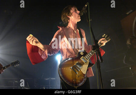 Darren Berry, cantante con la nuova band Mankato che si esibisce presso la palestra Allstars Gym di Harrow Road a Londra. Foto Stock