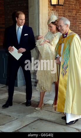 La Duchessa di Cambridge porta suo figlio il Principe Giorgio mentre lascia la Cappella reale nel Palazzo di San Giacomo con il Duca di Cambridge dopo il battesimo del principe da parte dell'arcivescovo di Canterbury (a destra) nel centro di Londra. Foto Stock