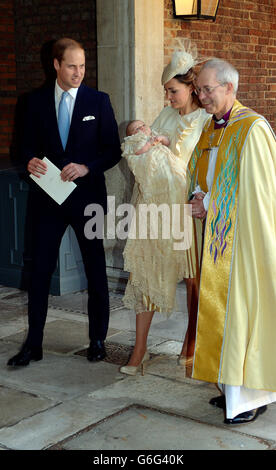 La Duchessa di Cambridge porta suo figlio il Principe Giorgio mentre lascia la Cappella reale nel Palazzo di San Giacomo con il Duca di Cambridge dopo il battesimo del principe da parte dell'arcivescovo di Canterbury nel centro di Londra. Foto Stock