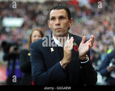 Gustavo Poyet, manager della Sunderland, applaude i fan prima della partita Foto Stock