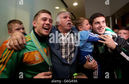 Jason Quigley, medaglia d'argento (a sinistra) e Joe Ward, medaglia di bronzo (a destra) con il nonno di Joe Joyce e suo figlio Joe (2 anni) nell'aeroporto di Dublino, mentre la squadra di pugilato d'elite irlandese arriva a casa dai Campionati mondiali di uomini AIBA ad Almaty, Kazakistan. Foto Stock