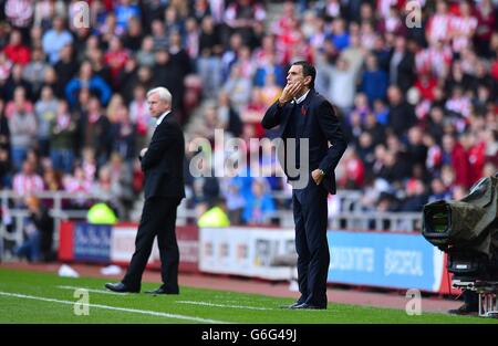 Gustavo Poyet (a destra), manager di Sunderland, fischiò come manager di Newcastle United Alan Pardew (a sinistra) si trova sulla linea di contatto Foto Stock