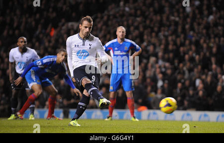 Tottenham Hotspurs' Roberto Soldado segna l'obiettivo di apertura del gioco contro Hull City dal punto di penalità. Foto Stock