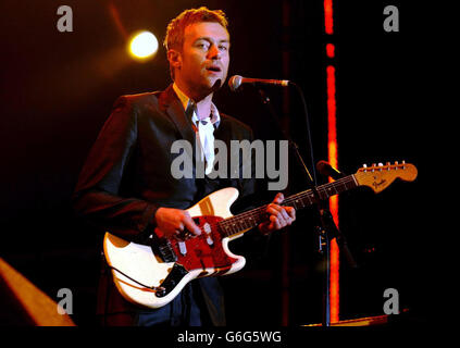 Il cantante Damon Albarn della band Blur si esibisce sul palco principale al Carling Reading Festival. Foto Stock