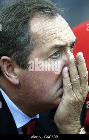 Il manager di Liverpool Gerard Houllier prima della partita con Aston Villa, durante la partita di Barclaycard Premiership tra Aston Villa e Liverpool a Villa Park. Foto Stock