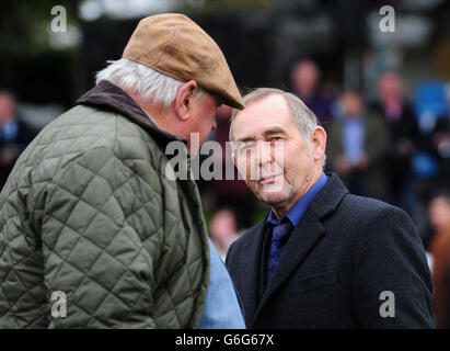 I formatori Mick Easterby (a sinistra) e Geoffrey Oldroyd chiacchierano nel ring della sfilata durante il giorno uno dell'incontro finale di ottobre 2013 a York Racecourse, York. Foto Stock