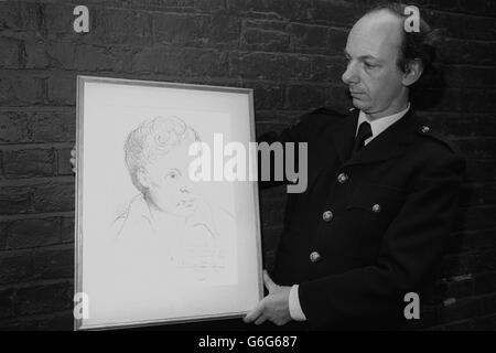 Un usciere presso la Duke of York's Theatre, Londra, detiene Mervyn Levy il ritratto del compianto poeta gallese Dylan Thomas. Essa è dovuta in asta a teatro da Sir Huw Wheldon durante il Dylan Thomas festa concerto per raccogliere fondi per l'installazione di una placca a Dylan Thomas in Poets Corner a Westminster Abbey. Foto Stock