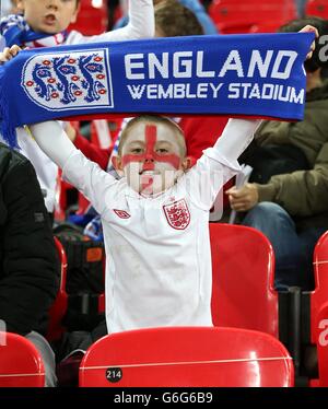 Calcio - Qualifiche per la Coppa del mondo FIFA - Gruppo H - Inghilterra v Montenegro - Stadio di Wembley. Un giovane fan dell'Inghilterra nelle tribune prima del calcio d'inizio Foto Stock