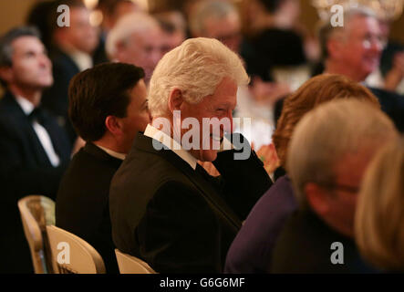 L'ex presidente americano Bill Clinton, durante una cerimonia di premiazione per presentare sua moglie, ex segretario di Stato americano Hillary Rodham Clinton, con il Chatham House Prize, alla Banqueting House di Whitehall, nel centro di Londra. Foto Stock