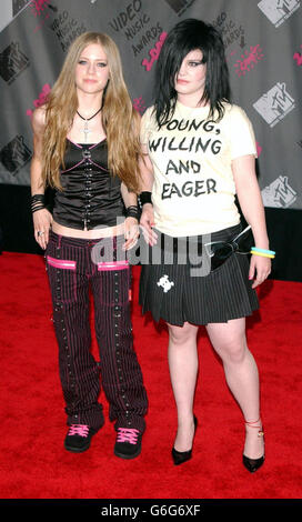 I cantanti Avril Lavigne e Kelly Osbourne arrivano per i MTV Video Music Awards alla radio City Music Hall di New York, USA. Foto Stock