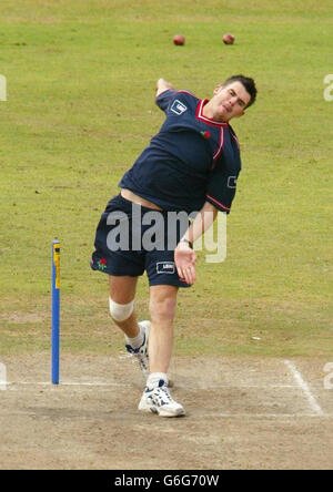 Il fast bowler del Lancashire e dell'Inghilterra James Anderson ha subito una sessione di pratica durante l'intervallo di pranzo l'ultimo giorno della partita del Frizzell County Championship tra Lancashire e Surrey a Old Trafford. Anderson e gli altri giocatori inglesi si riposano dall'attuale round di partite della contea per prepararsi al test match della prossima settimana contro il Sudafrica all'Oval. Foto Stock