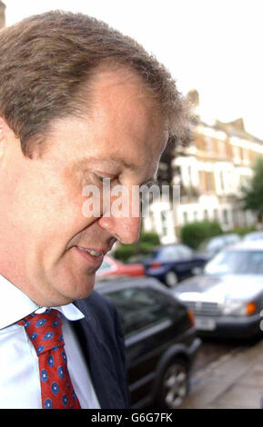 Alastair Campbell arriva a casa sua a nord di Londra dopo aver annunciato le sue dimissioni da Direttore delle Comunicazioni al primo Ministro Tony Blair. Foto Stock