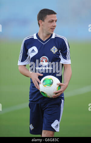 Chris Baird dell'Irlanda del Nord durante la sessione di allenamento al Ramat Gan Stadium di Tel Aviv, Israele. Foto Stock