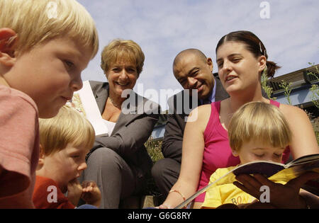 Il Ministro dei bambini Margaret Hodge e il Segretario principale del Tesoro Paul Boateng giocano con i bambini al Centro Mappledean Early Years di Hackney, a est di Londra. I ministri stavano visitando il centro come parte di un'azione per lanciare il Libro verde del governo sui bambini. Foto Stock