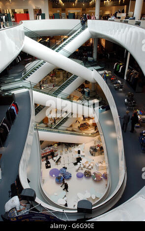 Una vista dell'interno del nuovo ramo di Selfridges a Birmingham, in vista della sua apertura domani. L'edificio, che è coperto da una "pelle" di 15,000 dischi in alluminio sulle sue pareti esterne, è uno dei due negozi principali del nuovo 500 milioni di negozi di Bullring di Birmingham. Il complesso di 150 outlet di 1,200,000 piedi quadrati è stato costruito sul luogo del famigerato centro commerciale Bull Ring degli anni '60, che è stato demolito nel 2000. Foto Stock