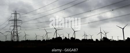 Vista generale dei tralicci di elettricità vicino al Little Cheyne Court Wind Farm sul Romney Marsh nel Kent, come i prezzi elettrici cominciano a salire di nuovo. Foto Stock