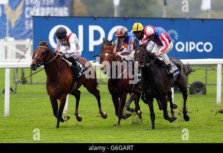 Il Royal Diamond guidato da Johnny Murtagh (nearside) vince la Qipco British Champions Long Distance Cup durante il QIPCO British Champions Day presso l'ippodromo Ascot di Berkshire. Foto Stock